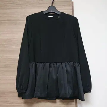 그 플레어 실루엣 긴팔 상의