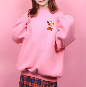 PUNYUS 핑크 새우 자수 맨투맨