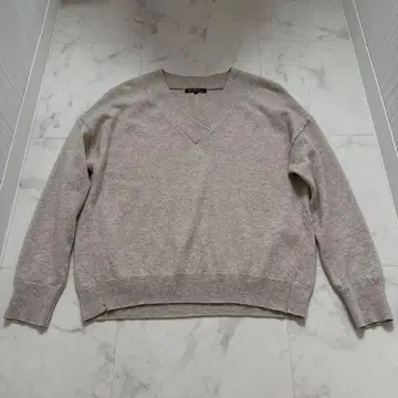 새상품급 23구 V넥 니트 스웨터