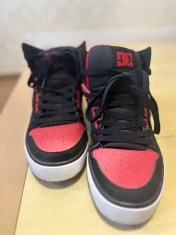 DC 빨검 하이컷 스니커즈