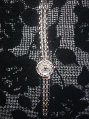 엘레강트 스톤 장식 시계 발렌티노