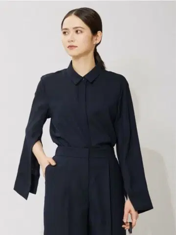 icb FluidBackSatin 슬릿 슬리브 셔츠 네이비