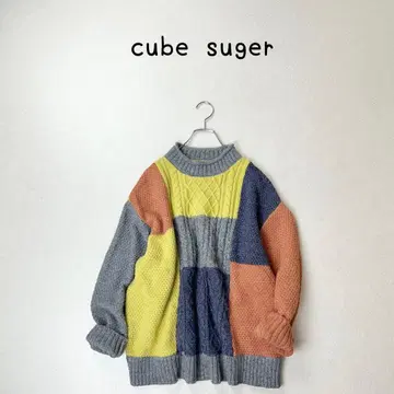 큐브 슈가 비대칭 배색 패널 니트 루즈핏 스웨터