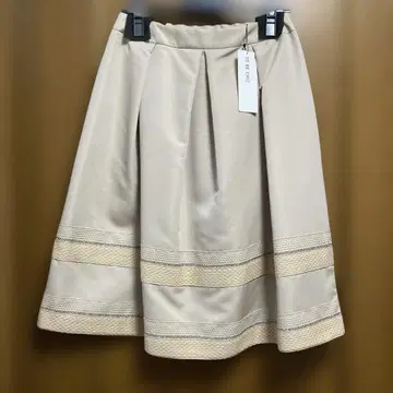 새상품 베이지 플레어 스커트 44