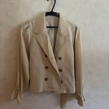 베이지 더블 브레스트 트렌치코트