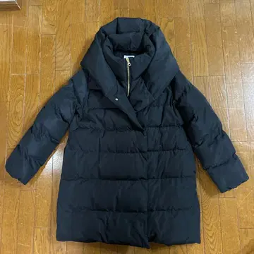 블랙 후드 부착 다운 자켓