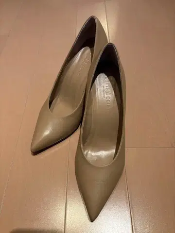 베이지 스틸레토 하이힐