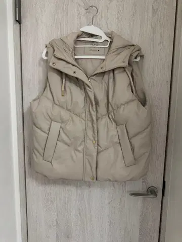 [ 가격 인하 협상 환영 ] ZARA 후드 부착 베이지 다운 베스트 XS