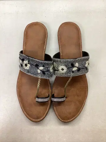 꽃무늬 자수 플랫 샌들