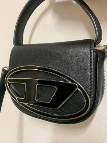 블랙 숄더백 로고 포함