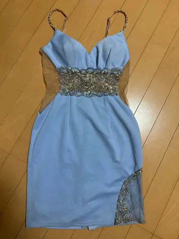 비즈 장식이 있는 라이트 블루 드레스