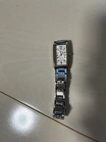 실버 직사각형 시계