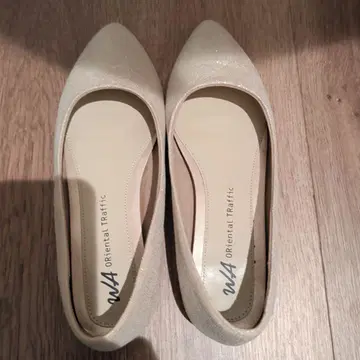 오리엔탈 트래픽 베이지 글리터 펌프스