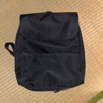 블랙 백팩 심플한 디자인