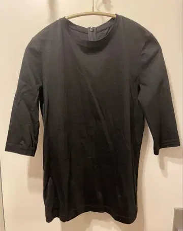 SHE Tokyo Sabrina 블랙 1 백 지퍼 티셔츠