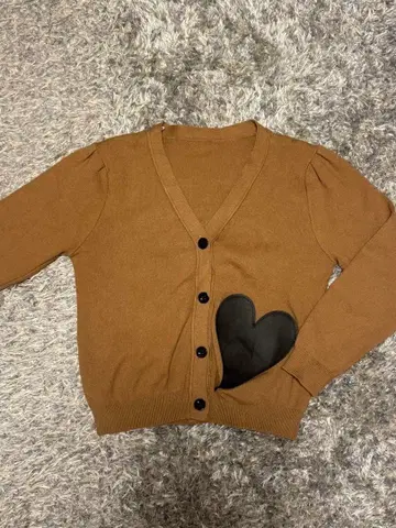 브라운 긴팔 가디건 하트