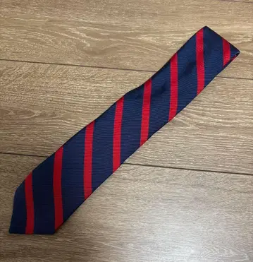 [ BREUER ] 네이비와 빨간색 스트라이프 넥타이