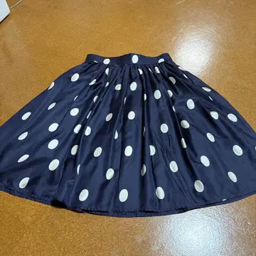 네이비 도트 플레어 스커트 무릎 기장