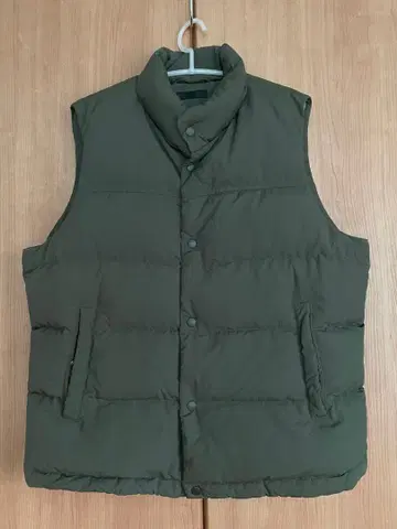 유니클로 나일론 다운 베스트 카키 남성용 XL 사이즈