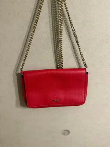 빨간색 체인 스트랩 포함 숄더백