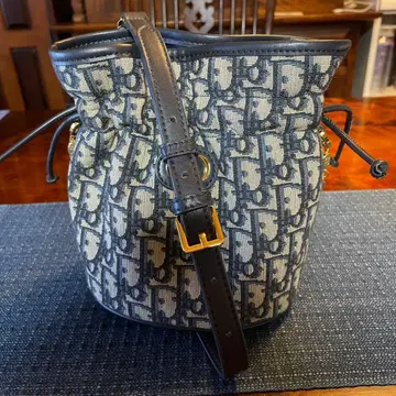 버킷 숄더백 네이비 x 아이보리