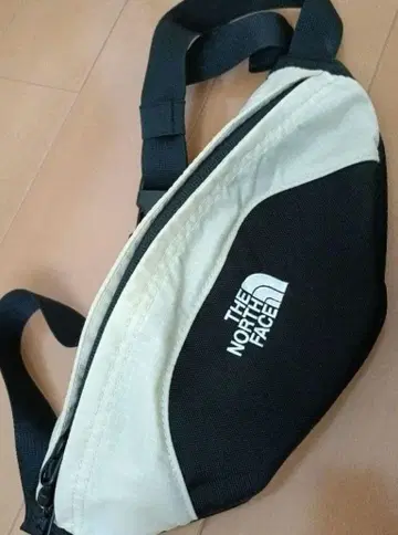 THE NORTH FACE 바디백 베이지 블랙