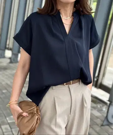 [ 에마 테일러 ] 이지케어 골드 후크 키 넥 스티치 워크 블라우스