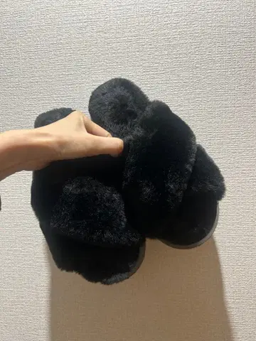 블랙 퍼 슬라이드 샌들