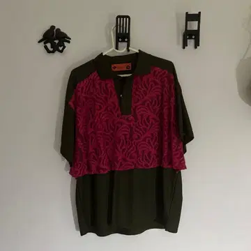 올리브 그린과 핑크의 반팔 피케 셔츠