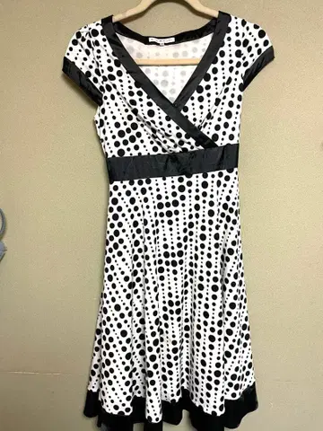 도트 무늬 반팔 무릎 기장 원피스