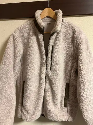 크림색 플리스 자켓