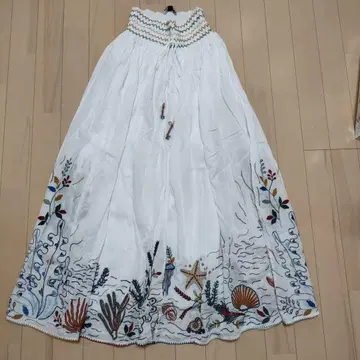 zara 자수 장식 화이트 플레어 스커트