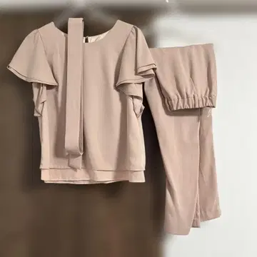 CLEAR IMPRESSION 베이지 프릴 소매 셋업