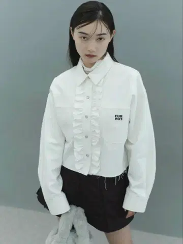 FURFUR 로고 자수 크롭 셔츠
