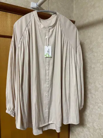 베이지 긴팔 셔츠 실크 터치