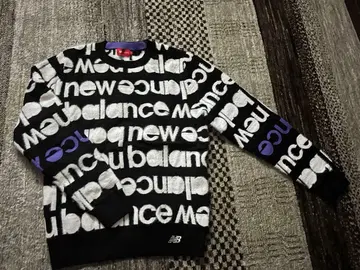 New Balance 로고 스웨터 블랙/화이트/보라색