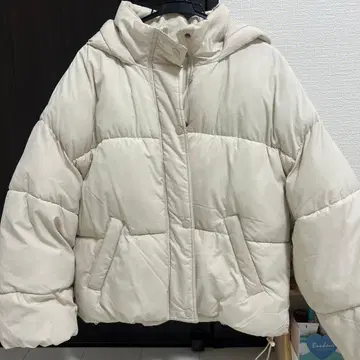 후드 부착 크림색 숏 다운 자켓