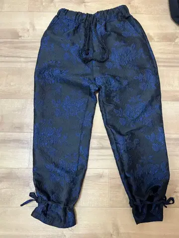 UNSELDS M 블랙과 파랑 꽃무늬 팬츠