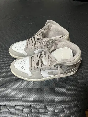 화이트/그레이 하이컷 스니커즈