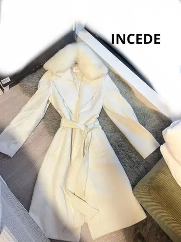 퍼 달린 화이트 롱 코트