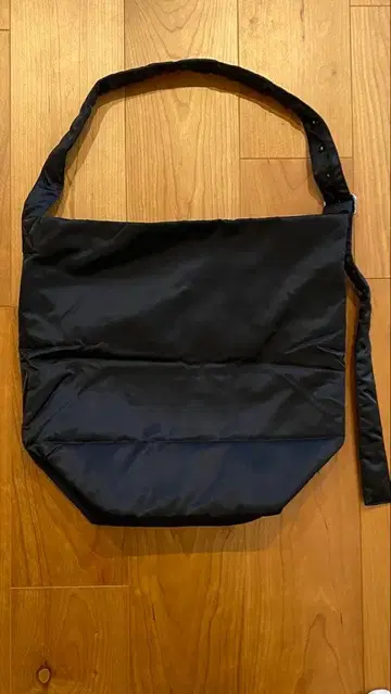 As. 블랙 나일론 숄더백