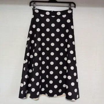 블랙과 화이트의 물방울 패턴 플레어 스커트