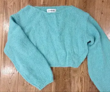 새상품급 LILY BROWN 라이트 블루 크롭 스웨터 숏 기장 니트