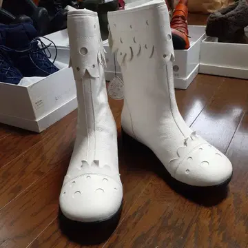 센소유니코 t.b 화이트 컷 아웃 부티 미사용