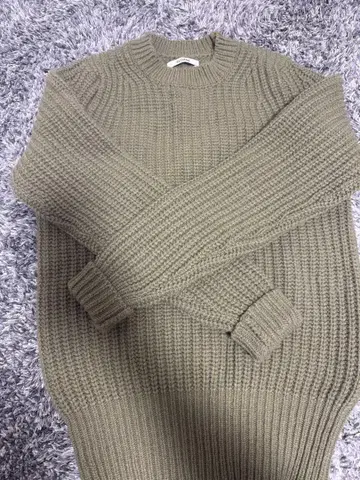 SLOANE 올리브 그린 긴팔 스웨터