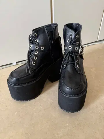 VOLCAN & APHRODITE 통굽 부츠