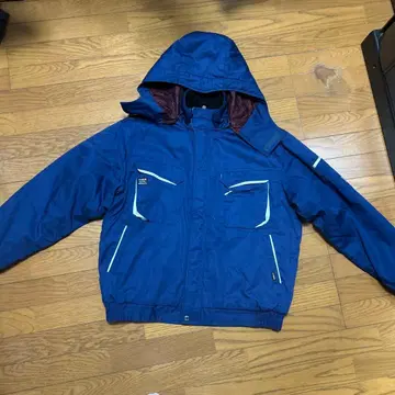 파란색 다운 자켓 탈부착 가능한 후드 부착