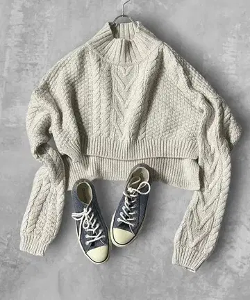 새상품급 Juemi 숏 기장 케이블 니트