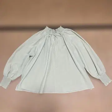 연한 그린 볼륨 슬리브 블라우스