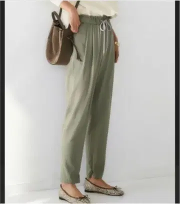 [택 포함 새상품] 드로스트 턱 테이퍼드 팬츠